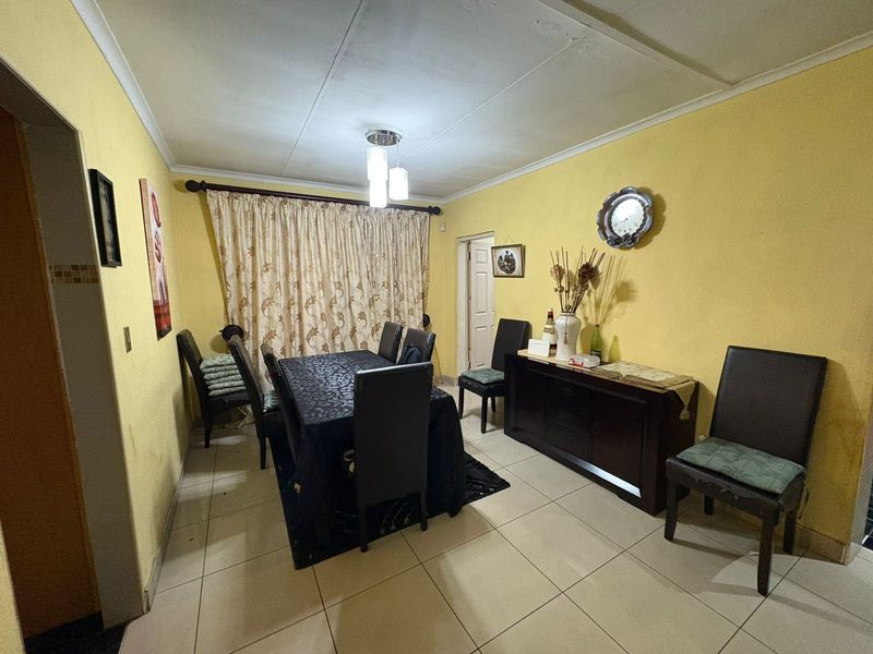 Secure, Stylish & Spacious 4 Bedroom Home - Photo 3