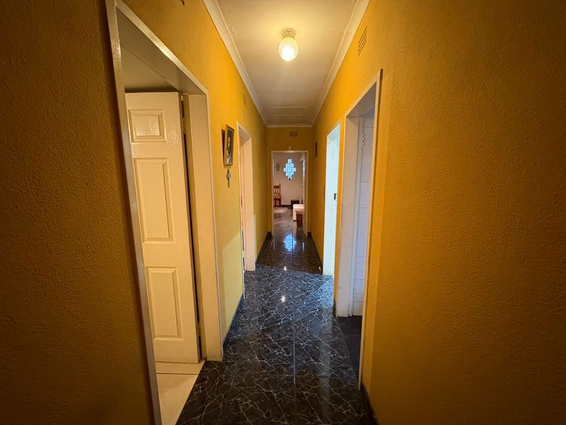 Secure, Stylish & Spacious 4 Bedroom Home - Photo 8