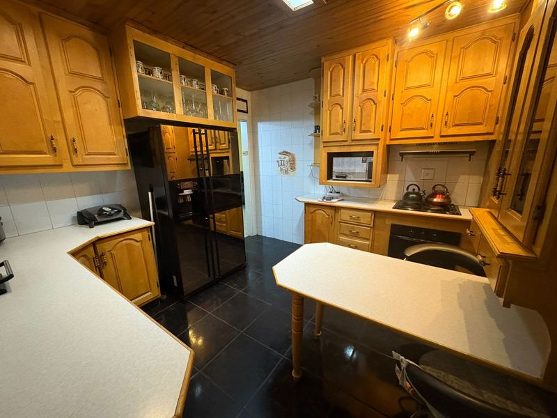 Secure, Stylish & Spacious 4 Bedroom Home - Photo 6