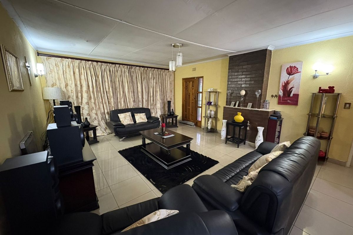 Secure, Stylish & Spacious 4 Bedroom Home - Photo 5