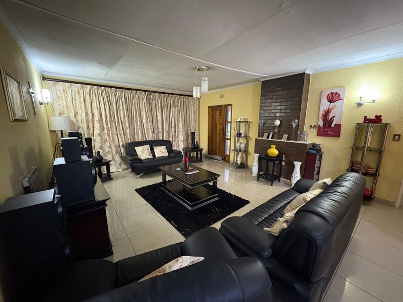 Secure, Stylish & Spacious 4 Bedroom Home - Photo 5