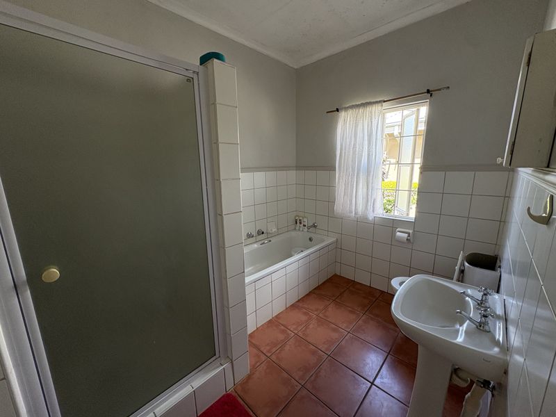 Spacious 3-bedroom sectional title in Waterval East, Rustenburg. - Photo 6