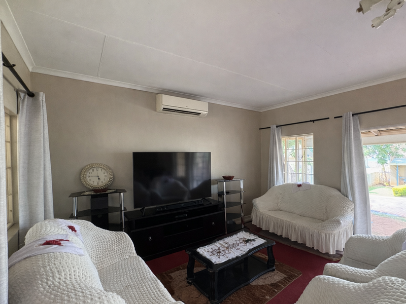 Spacious 3-bedroom sectional title in Waterval East, Rustenburg. - Photo 4
