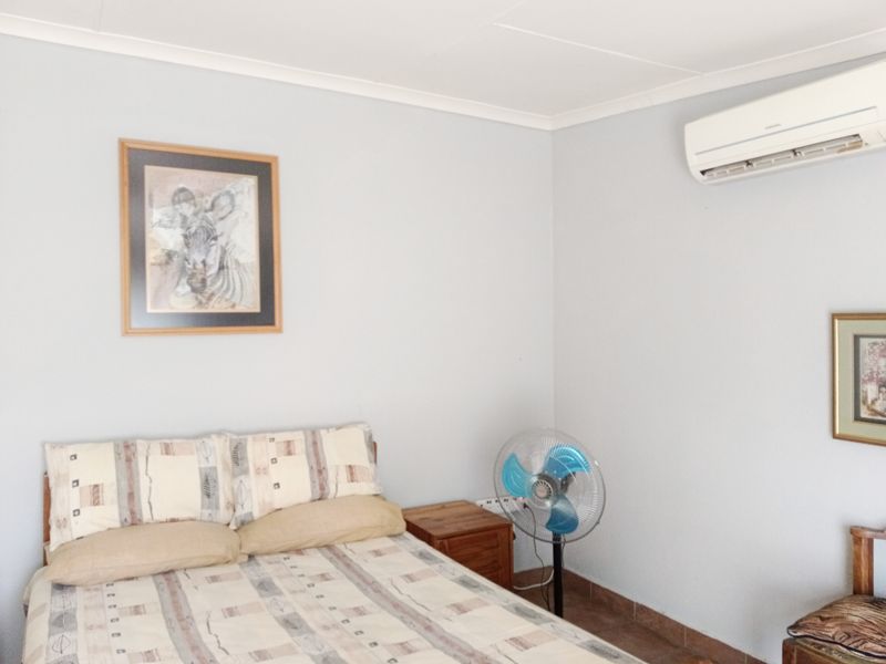 Spacious Three Bedroom Home - Photo 8