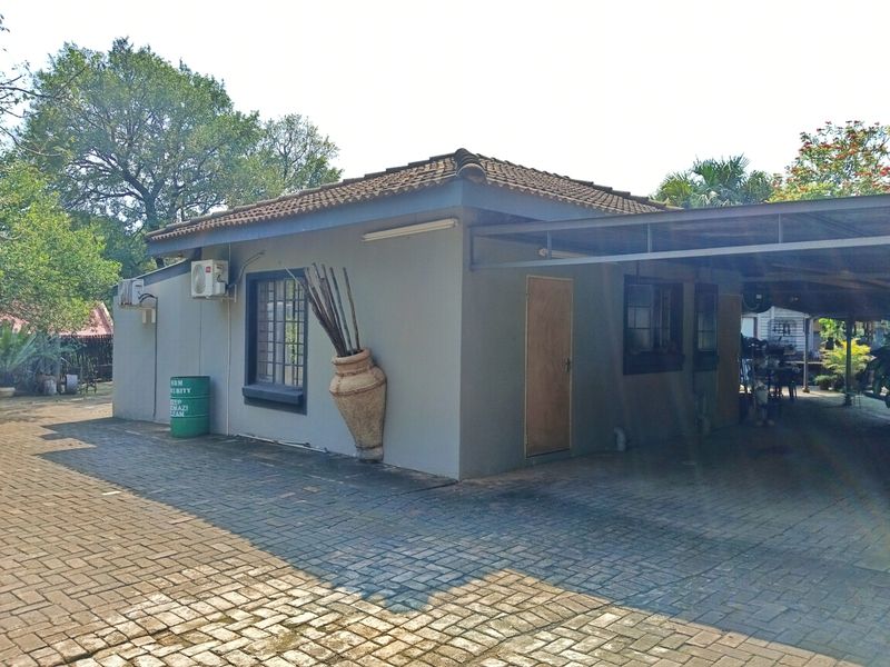 Spacious Three Bedroom Home - Photo 7