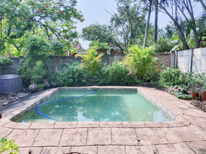 Spacious Three Bedroom Home - Photo 2