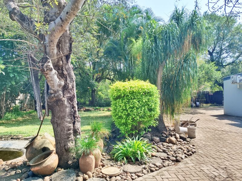 Spacious Three Bedroom Home - Photo 3