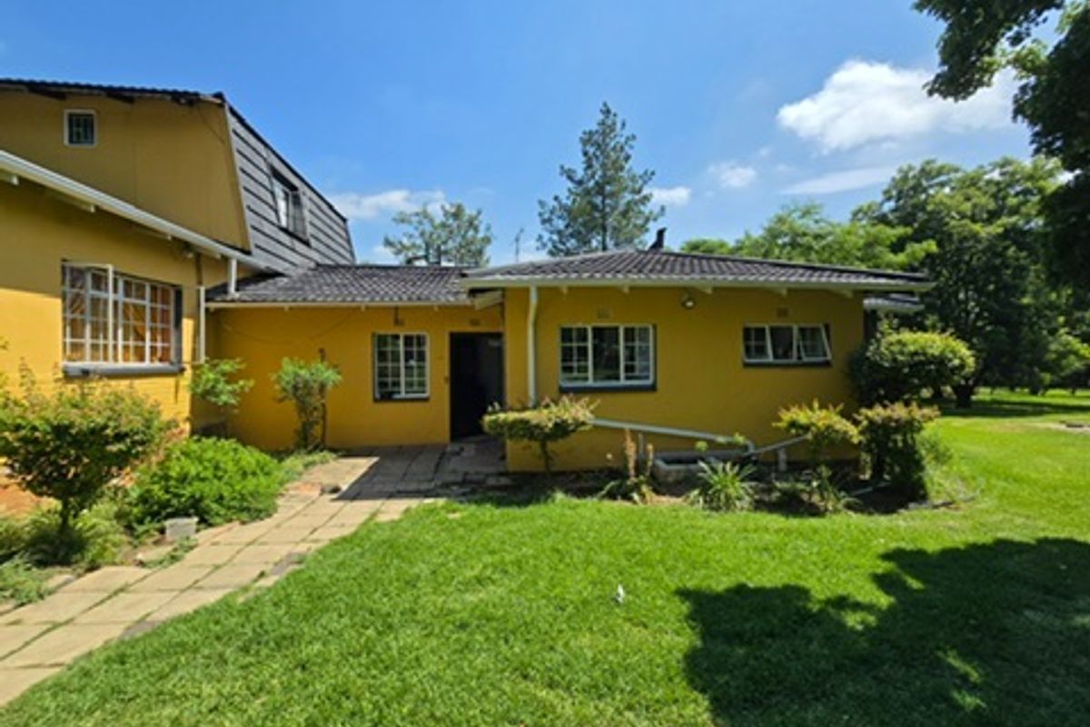 Prime Location - Easy Access - Double Storey Family Home - Rental Income Potential !!! - Photo 4