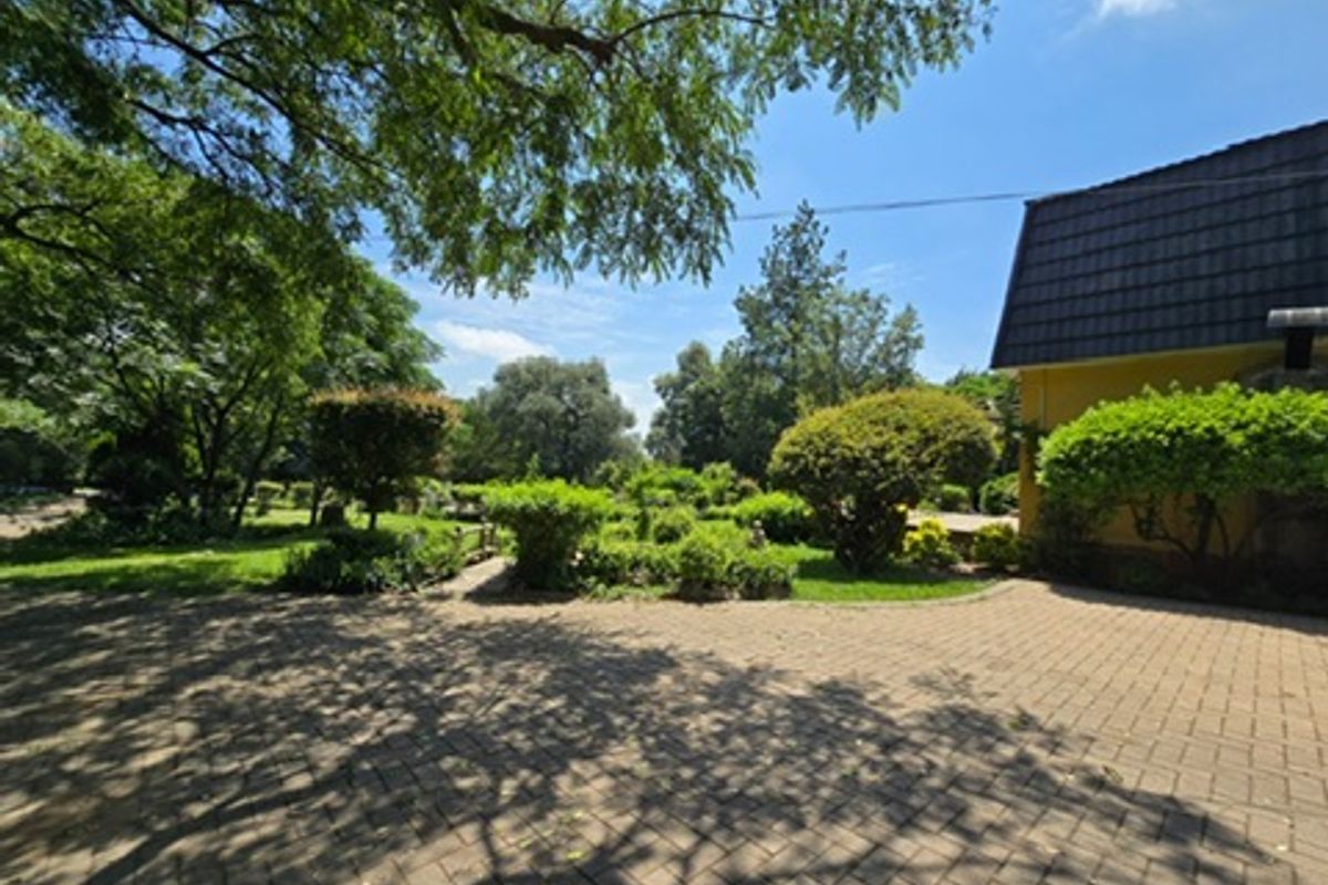 Prime Location - Easy Access - Double Storey Family Home - Rental Income Potential !!! - Photo 3