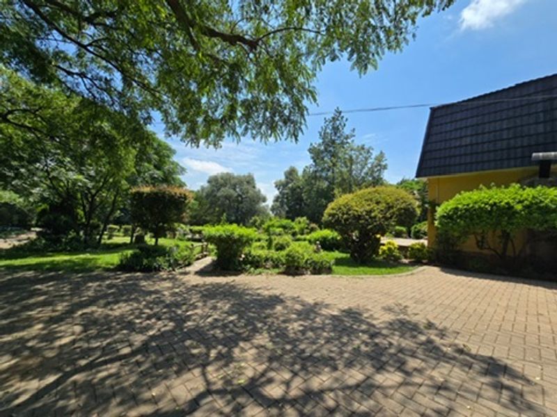 Prime Location - Easy Access - Double Storey Family Home - Rental Income Potential !!! - Photo 3