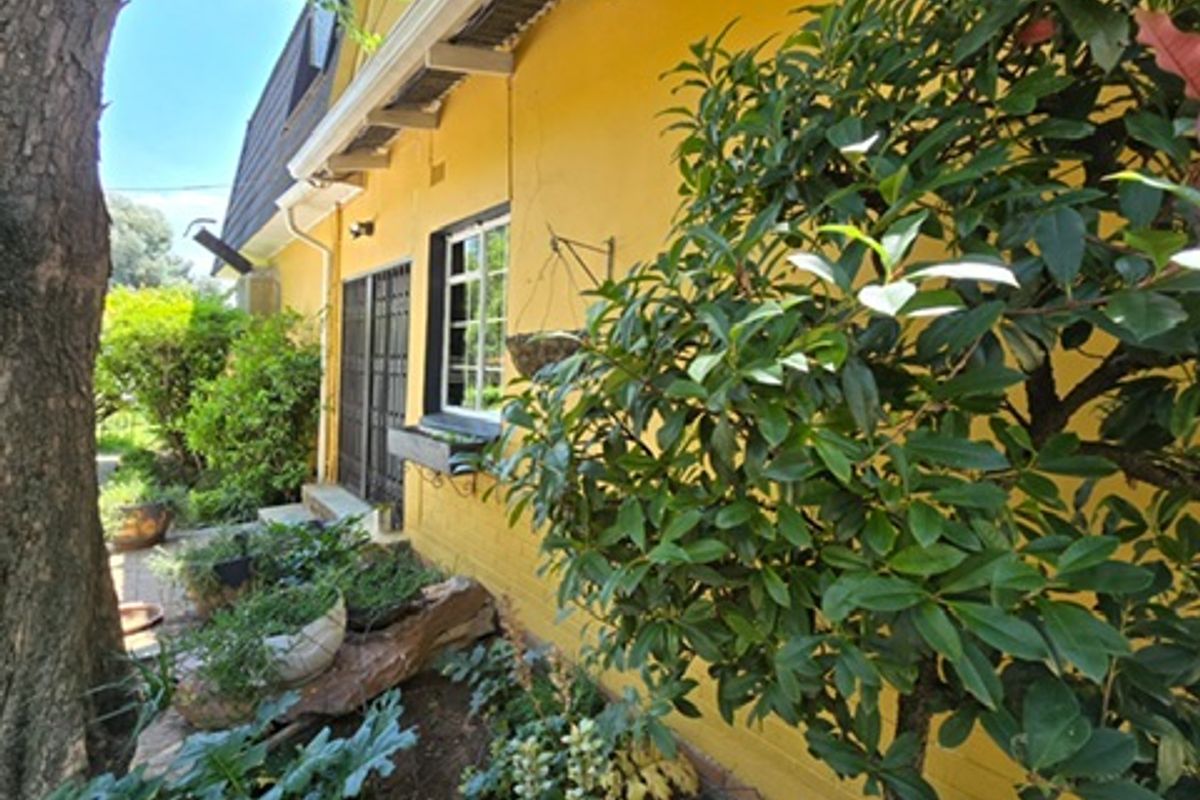 Prime Location - Easy Access - Double Storey Family Home - Rental Income Potential !!! - Photo 5