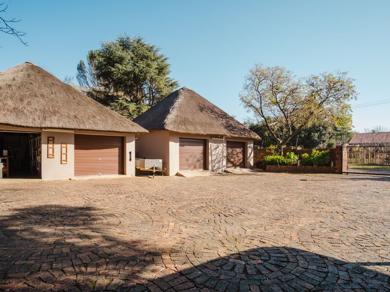 Immaculate - Renovated - Gem - Tranquility - Dont Miss Out!!! - Photo 4