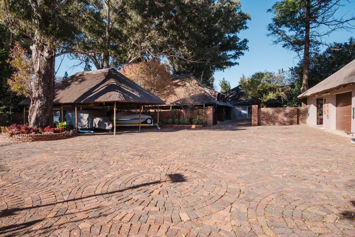 Immaculate - Renovated - Gem - Tranquility - Dont Miss Out!!! - Photo 2