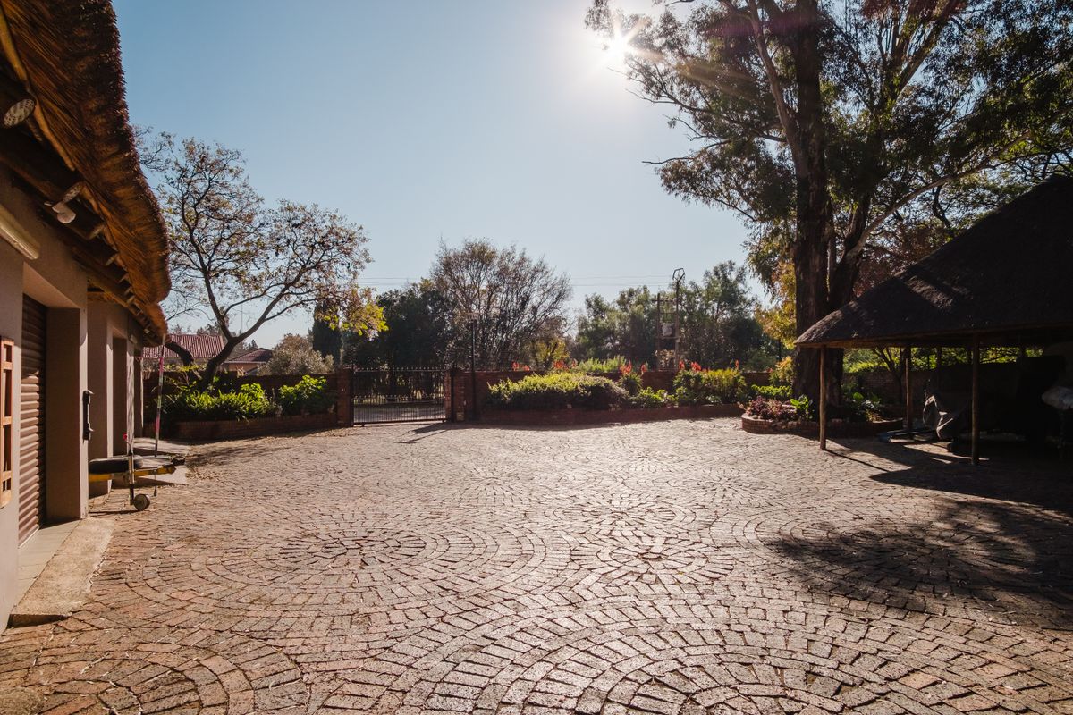 Immaculate - Renovated - Gem - Tranquility - Dont Miss Out!!! - Photo 3