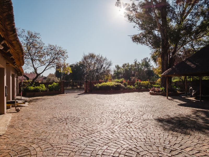 Immaculate - Renovated - Gem - Tranquility - Dont Miss Out!!! - Photo 3