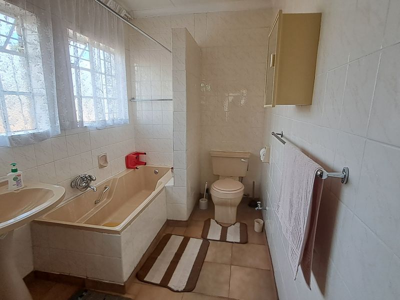 Charming Family Home - Photo 10