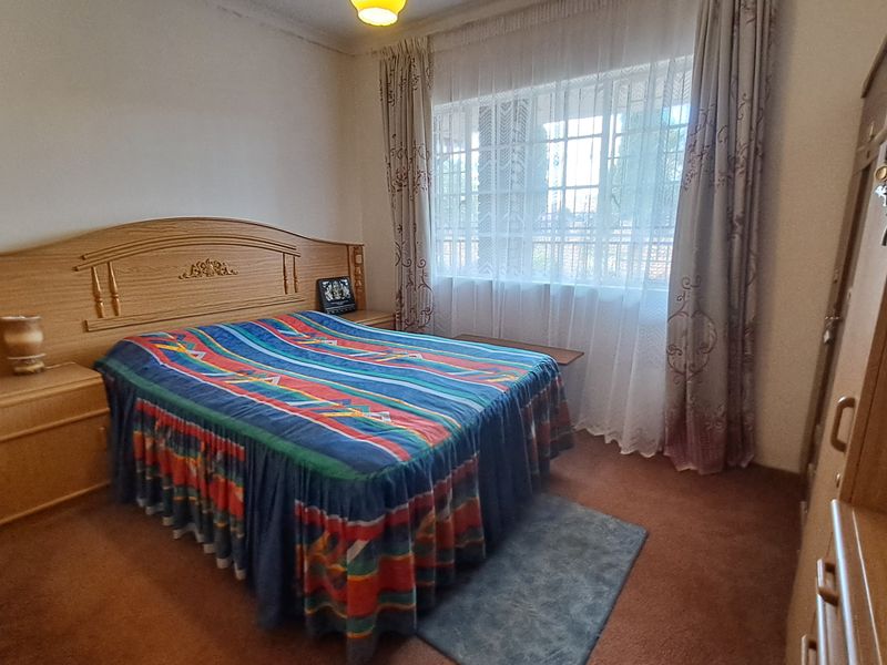 Charming Family Home - Photo 7