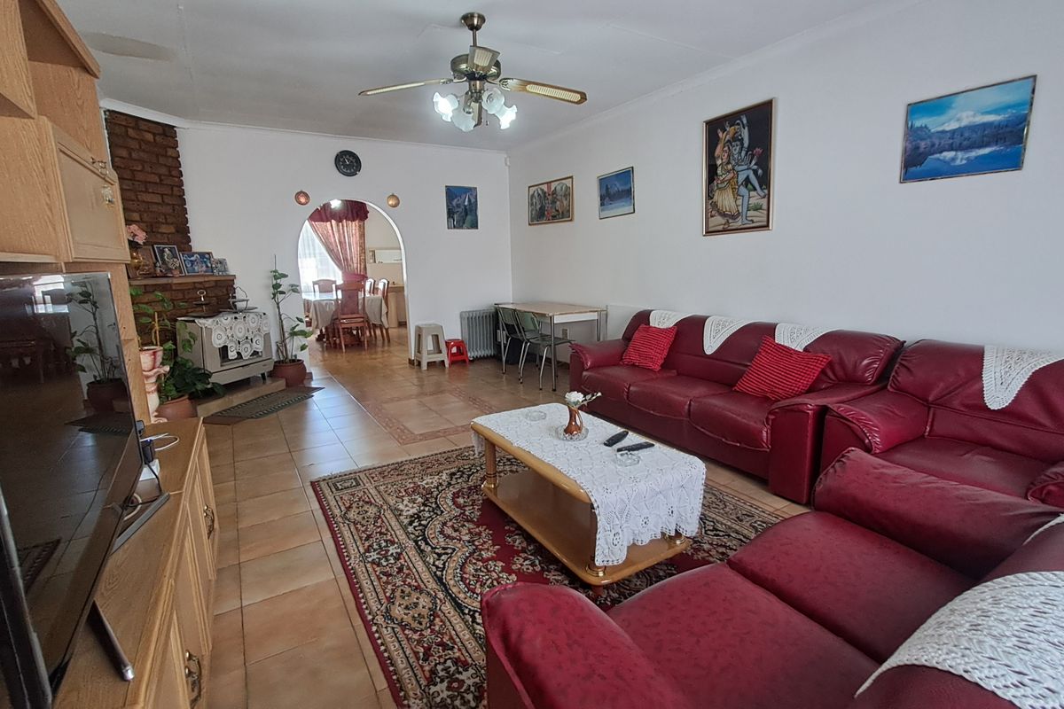 Charming Family Home - Photo 2