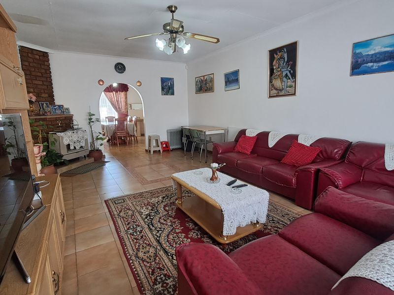 Charming Family Home - Photo 2