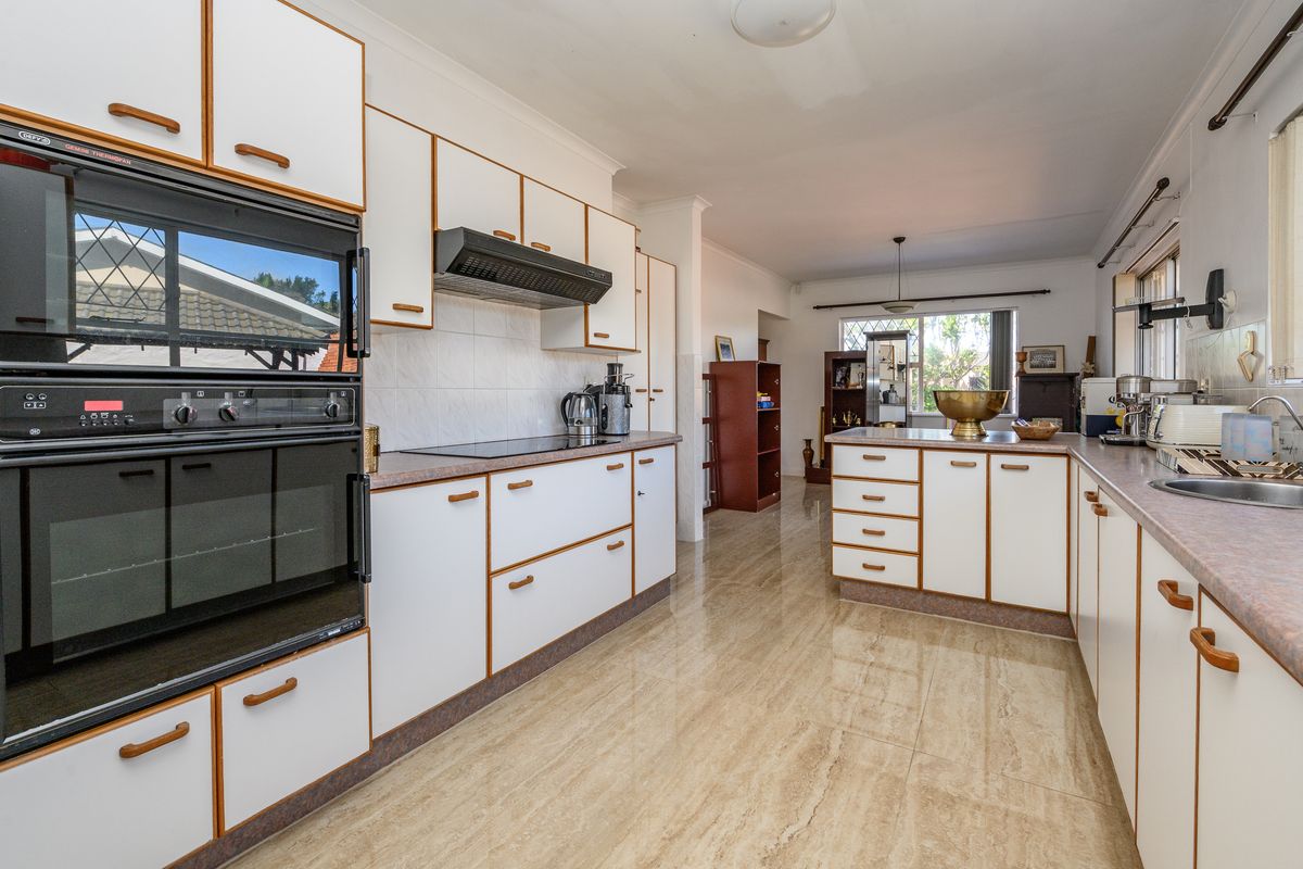 Prime Summerstrand Property with 2 Income-Generating Flats - Photo 4