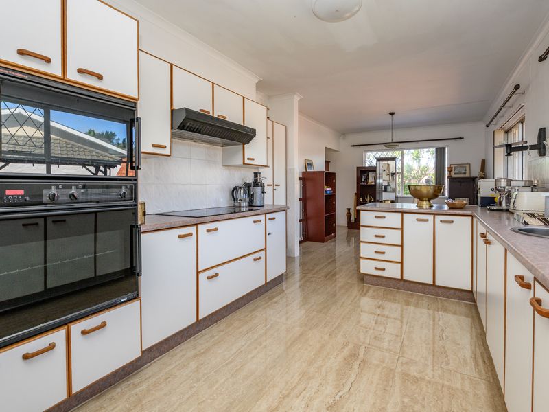 Prime Summerstrand Property with 2 Income-Generating Flats - Photo 4