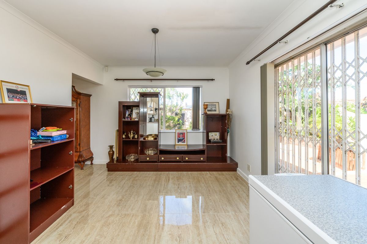 Prime Summerstrand Property with 2 Income-Generating Flats - Photo 4