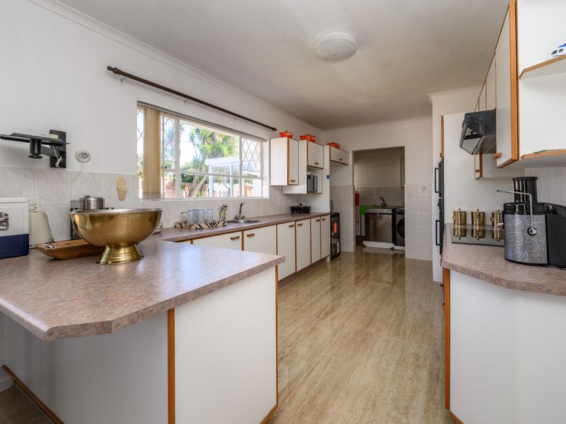 Prime Summerstrand Property with 2 Income-Generating Flats - Photo 5