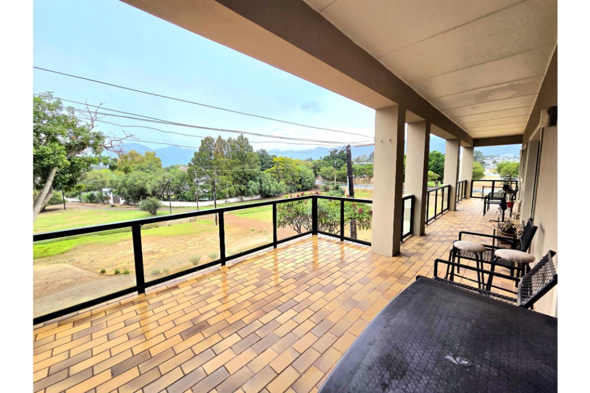 EXCLUSIVE SOLE MANDATE - PREIMIUM AMILY HOME WTH UMATCHED MOUNTAN VIEWS IN TULBAGH - Photo 5