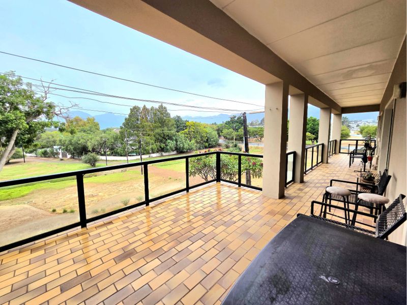 EXCLUSIVE SOLE MANDATE - PREIMIUM AMILY HOME WTH UMATCHED MOUNTAN VIEWS IN TULBAGH - Photo 5