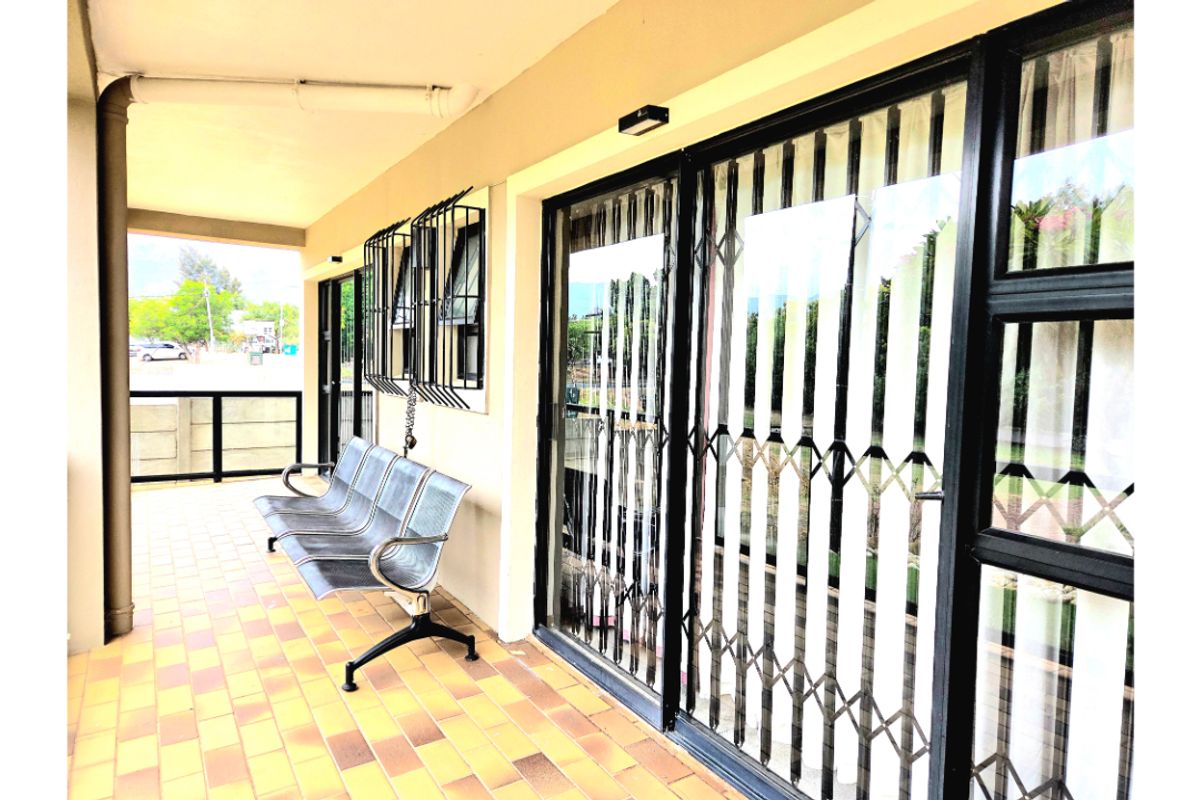 EXCLUSIVE SOLE MANDATE - PREIMIUM AMILY HOME WTH UMATCHED MOUNTAN VIEWS IN TULBAGH - Photo 2