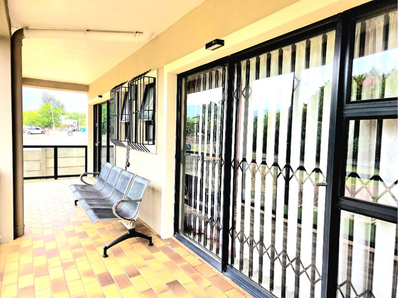 EXCLUSIVE SOLE MANDATE - PREIMIUM AMILY HOME WTH UMATCHED MOUNTAN VIEWS IN TULBAGH - Photo 2