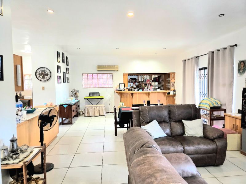 EXCLUSIVE SOLE MANDATE - PREIMIUM AMILY HOME WTH UMATCHED MOUNTAN VIEWS IN TULBAGH - Photo 8