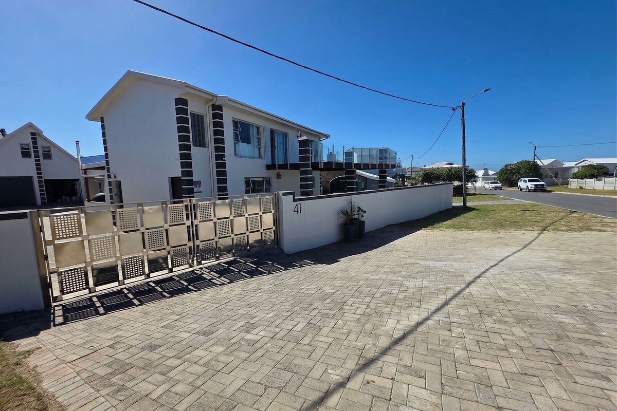 Double the Space, Double the Lifestyle – Exceptional Home in Struisbaai - Photo 2