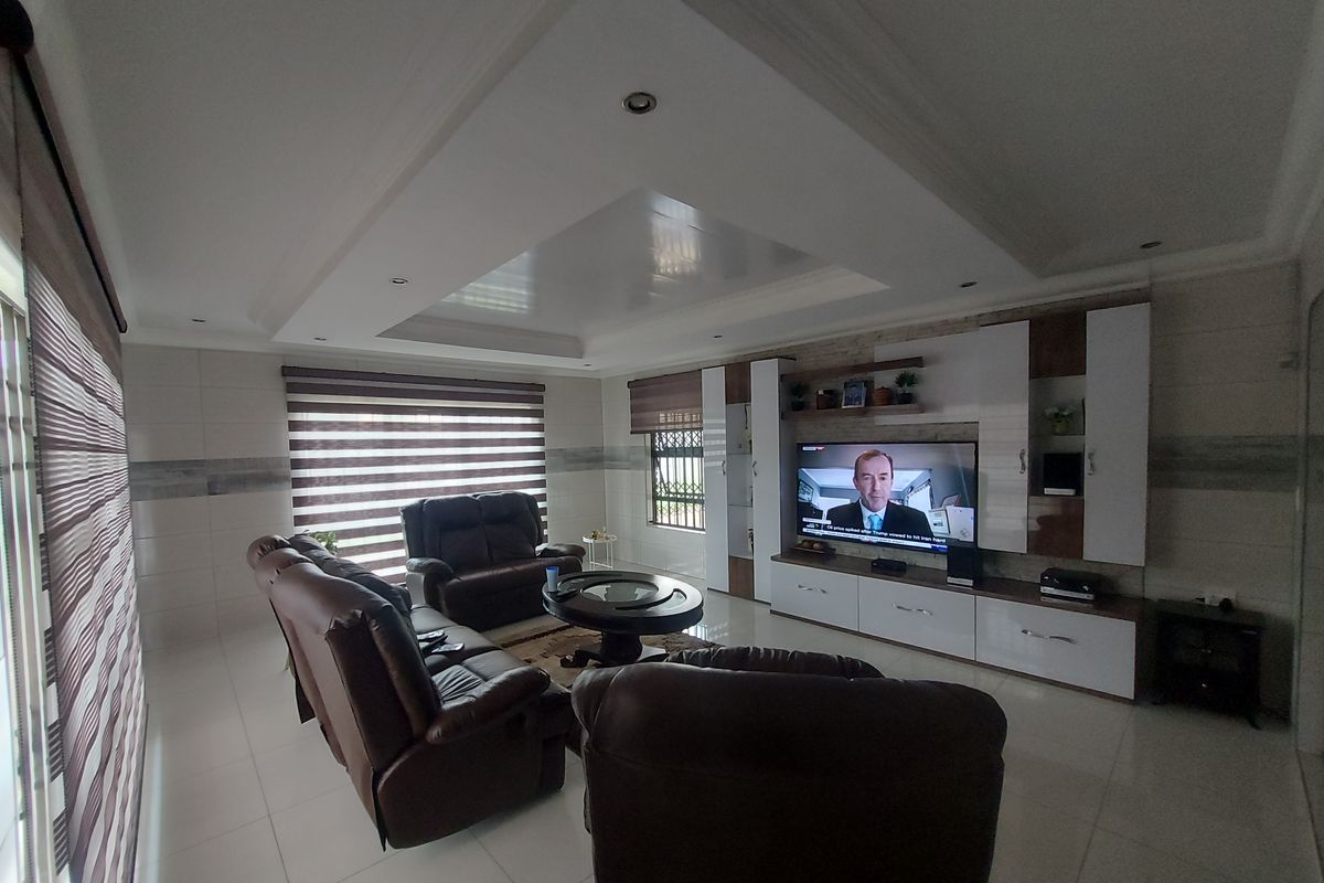 A home where community meets comfort - Photo 4