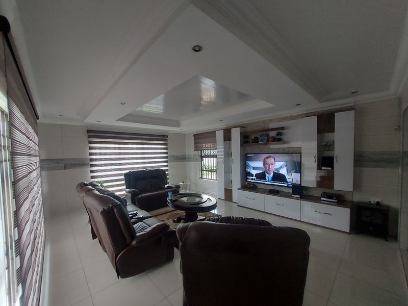 A home where community meets comfort - Photo 4