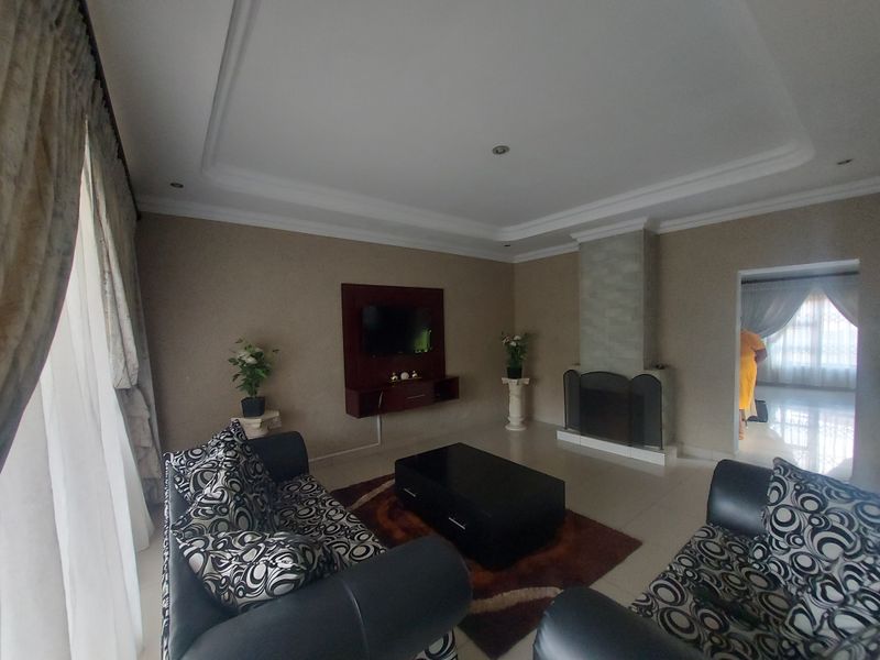 A home where community meets comfort - Photo 5