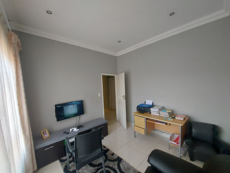 A home where community meets comfort - Photo 10