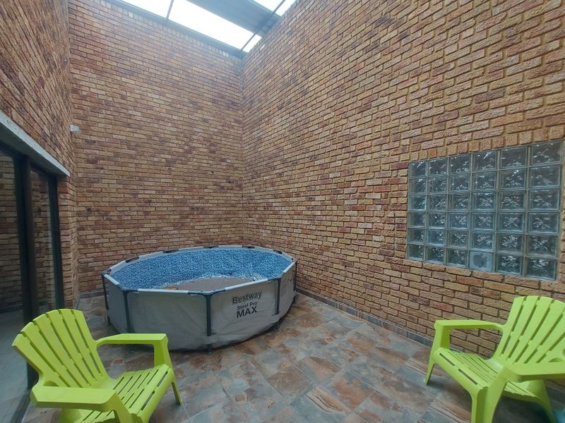 A home where community meets comfort - Photo 8