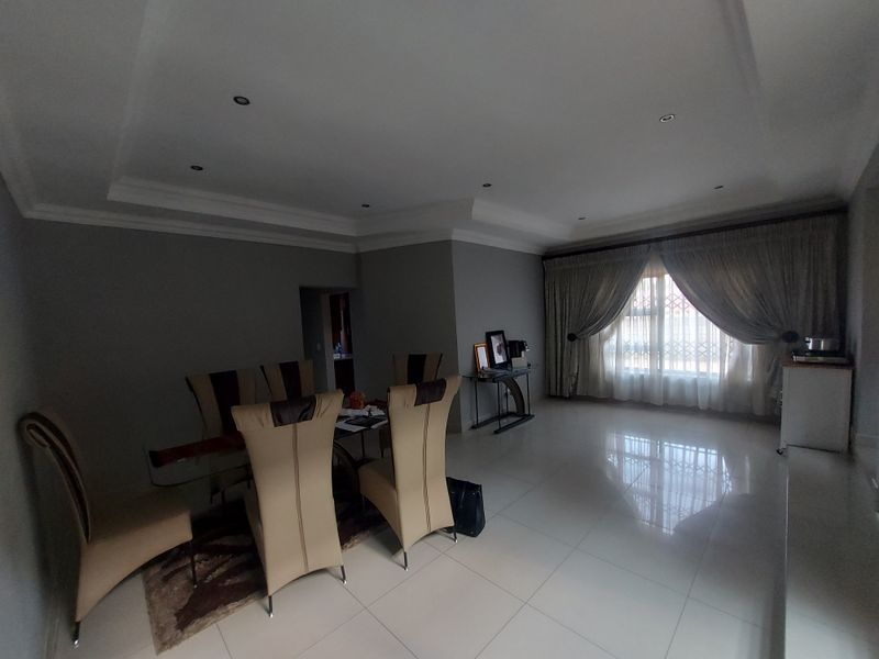 A home where community meets comfort - Photo 6