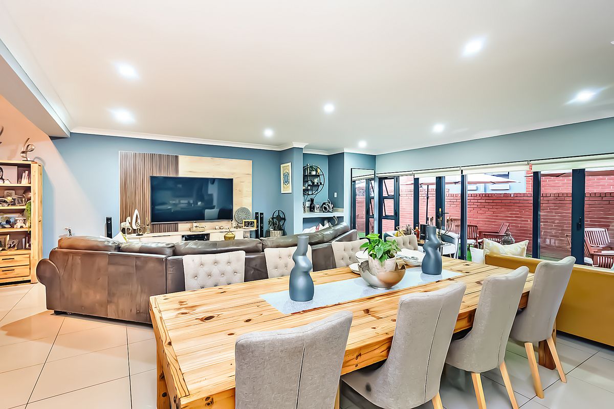 Luxury, Space  and Comfort in a Prestigious Secure Complex - Photo 2