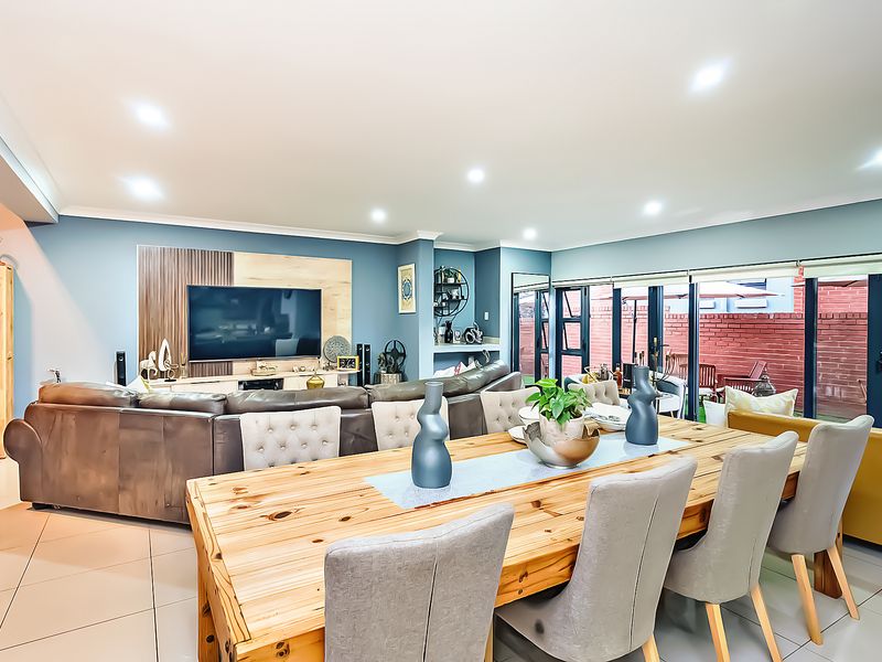 Luxury, Space  and Comfort in a Prestigious Secure Complex - Photo 2