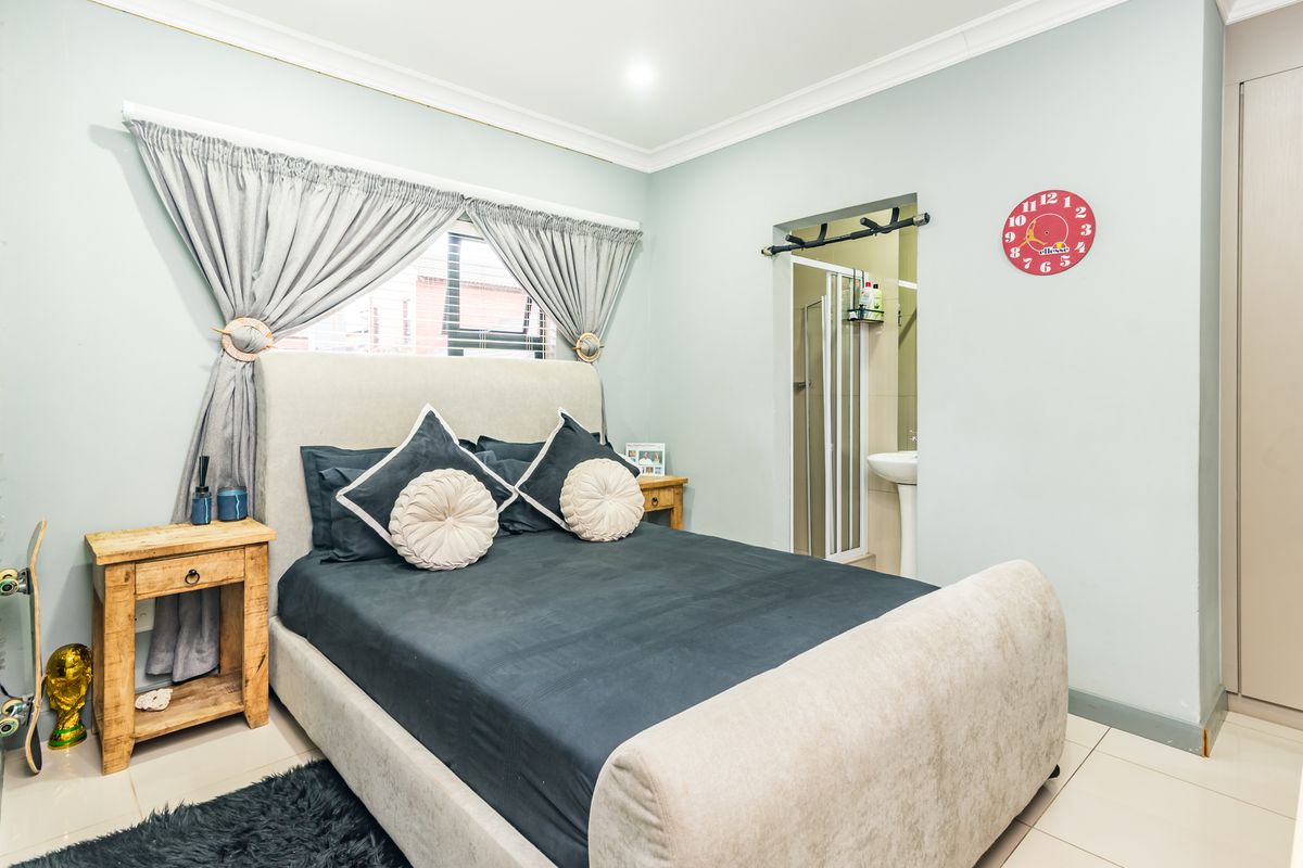 Luxury, Space  and Comfort in a Prestigious Secure Complex - Photo 5