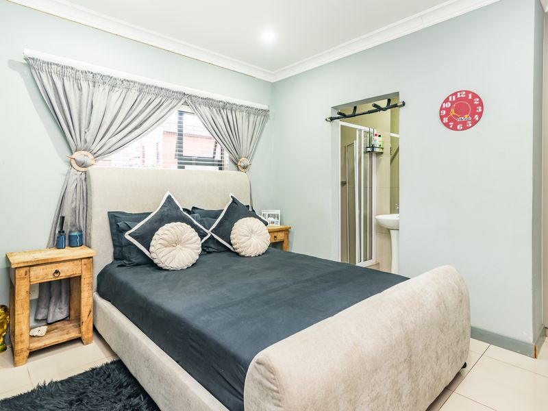 Luxury, Space  and Comfort in a Prestigious Secure Complex - Photo 5