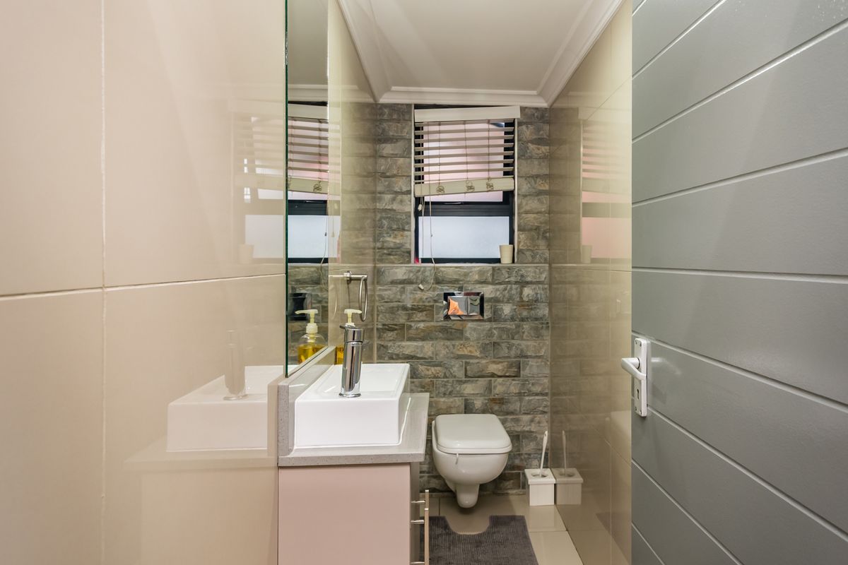 Luxury, Space  and Comfort in a Prestigious Secure Complex - Photo 4