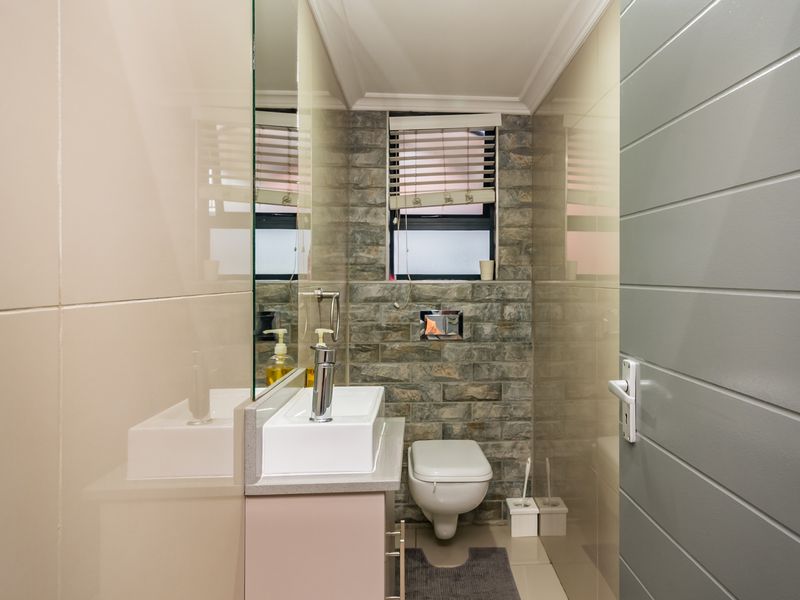 Luxury, Space  and Comfort in a Prestigious Secure Complex - Photo 4