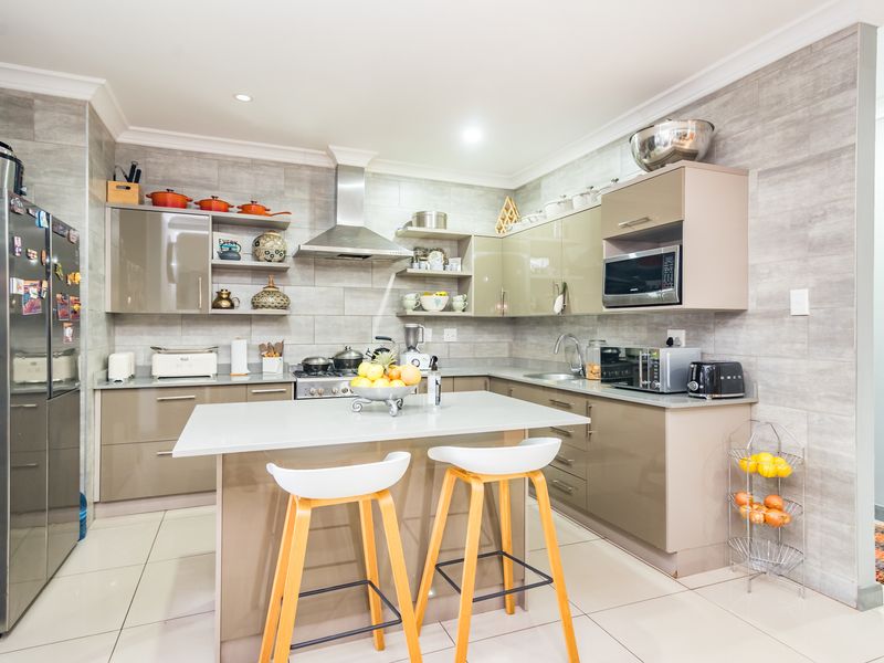 Luxury, Space  and Comfort in a Prestigious Secure Complex - Photo 10