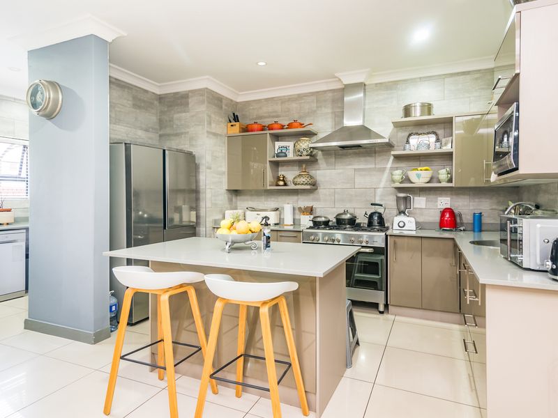 Luxury, Space  and Comfort in a Prestigious Secure Complex - Photo 9