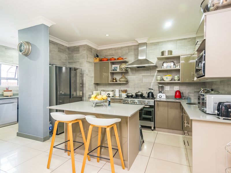 Luxury, Space  and Comfort in a Prestigious Secure Complex - Photo 8