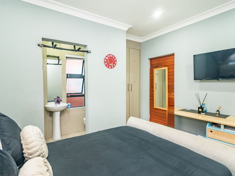 Luxury, Space  and Comfort in a Prestigious Secure Complex - Photo 6