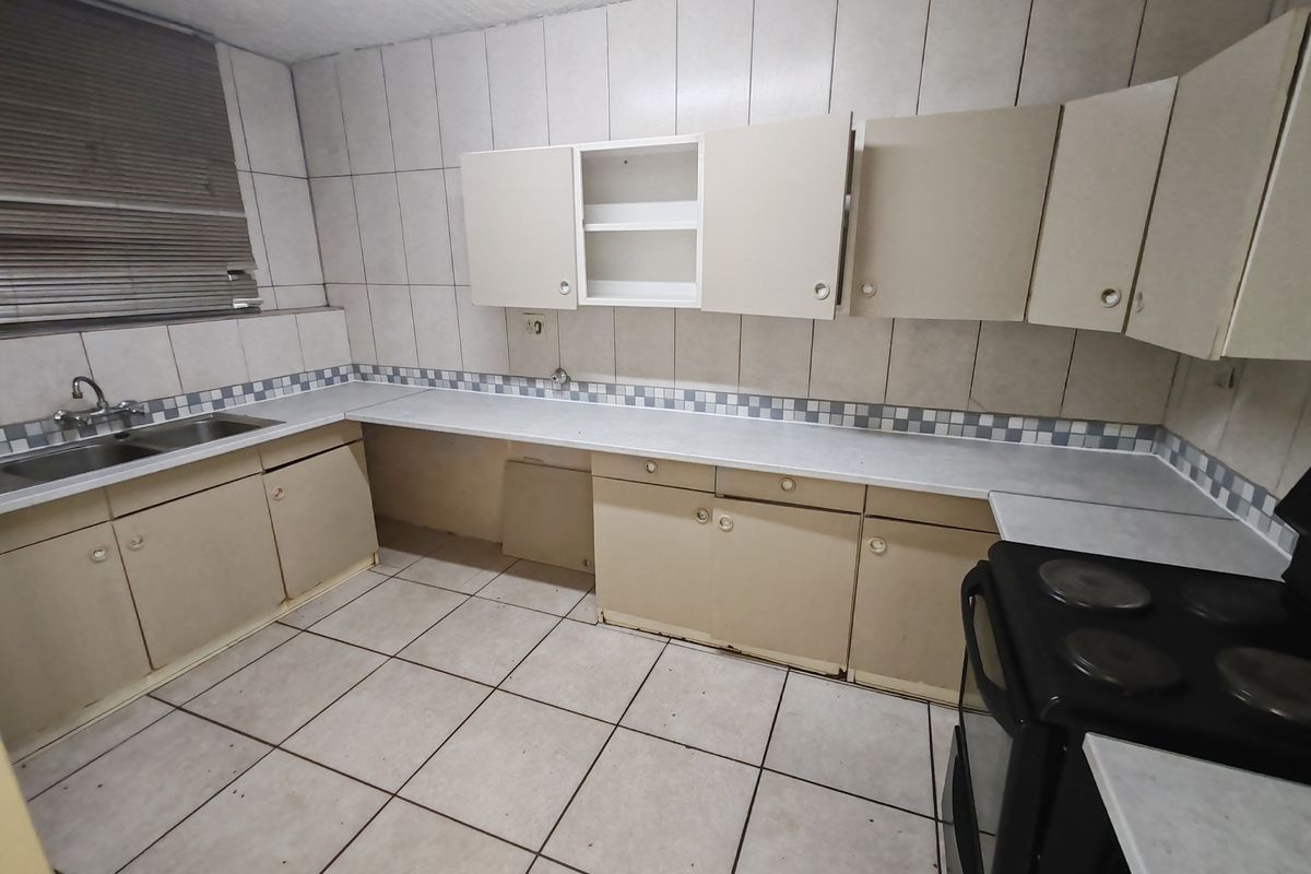 3 Spacious bedrooms with open-plan living and dining area, located in a secure, well-managed complex - Photo 2